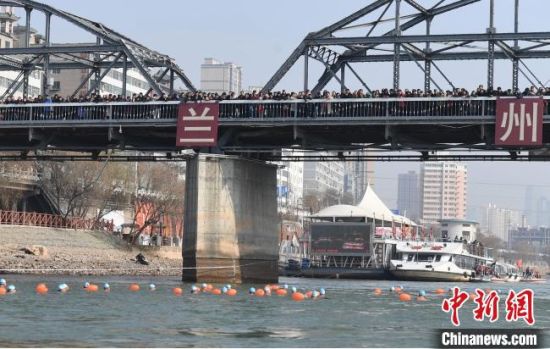 圖為活動現(xiàn)場冬泳愛好者表演“漂游”?！钇G敏 攝