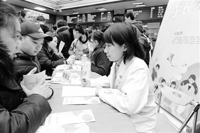 蘭州大學(xué)第一醫(yī)院舉行“新年！新高度！”兒童保健義診活動