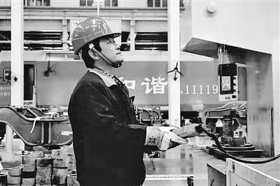 蘭州：寒夜黃河邊，他一把拉出落水大學(xué)生