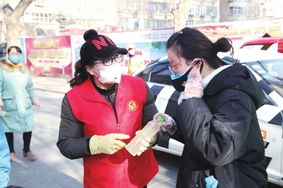用點(diǎn)滴善舉筑就強(qiáng)大正能量 蘭州市各級道德模范、蘭州好人齊心援助抗擊疫情一線