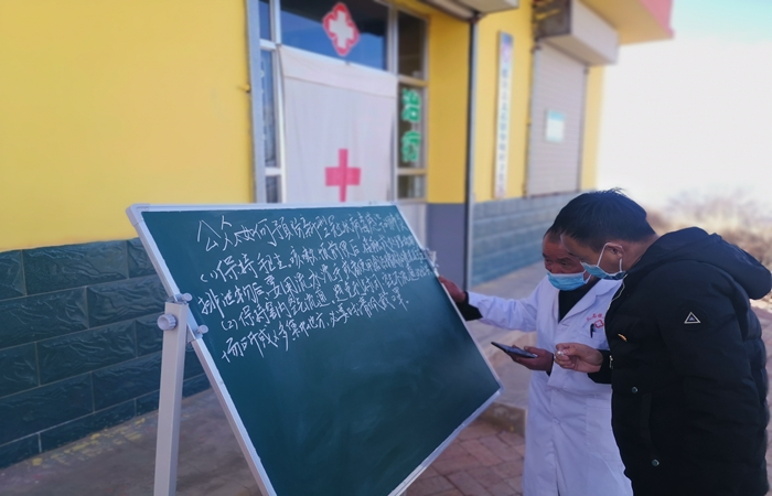 市紀委監(jiān)委駐村幫扶干部馬維高在村衛(wèi)生室宣傳疫情防控知識。.jpg