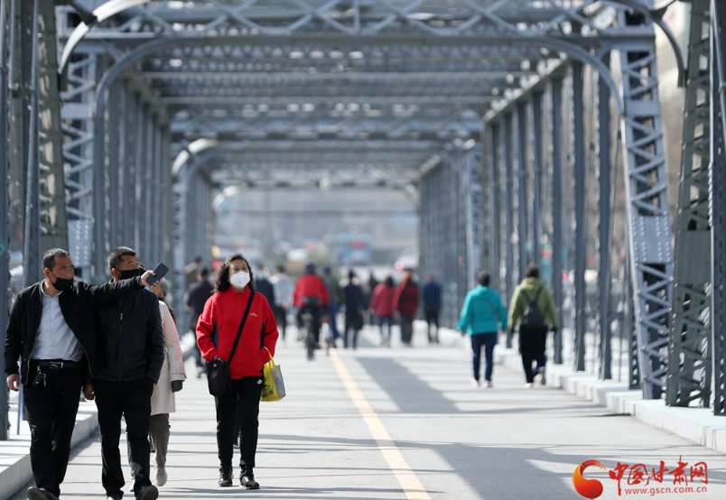 【春暖花開】甘肅蘭州：市民擁抱自然 樂(lè)享美好春光（組圖）