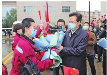 慶陽市第二、三批支援湖北醫(yī)療隊(duì)12名隊(duì)員凱旋