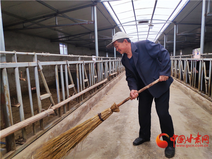 【甘肅省決戰(zhàn)決勝脫貧攻堅(jiān)】脫貧戶李明堂：脫貧也光榮 幸?？侩p手