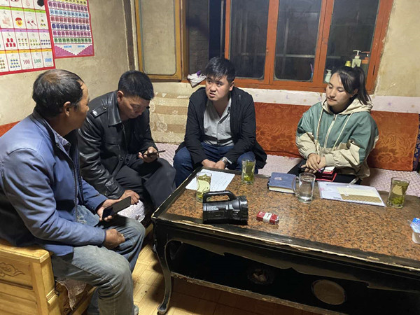 圖為木耳鎮(zhèn)紀(jì)檢干事盧建民（左三）連夜在多壩村多壩組奚連德家中了解受災(zāi)情況，排查安全隱患，并宣傳發(fā)生次生災(zāi)害的相關(guān)知識(shí)。_副本.jpg
