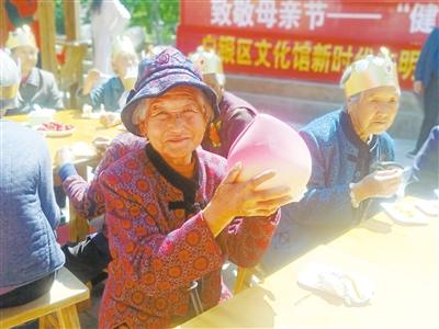 母親節(jié)，白銀“花村”擺了一場“敬老宴”