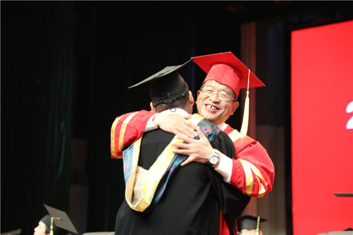 17分鐘14次掌聲！隴東學(xué)院院長(zhǎng)辛剛國這樣深情寄語畢業(yè)生
