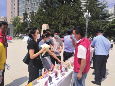 傳授歸類要點和常識——蘭州市西固區(qū)多部門聯動進行垃圾分類宣傳