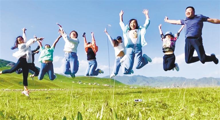 甘肅文旅部門關(guān)愛“抗疫英雄” 摘下護目鏡 你的笑容如此燦爛