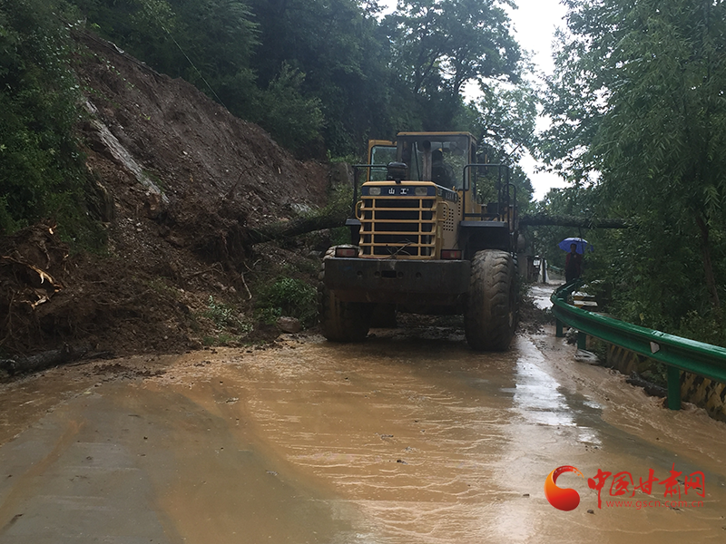 康縣長壩鎮(zhèn)：鏟車、120合力“逆行”救援群眾  