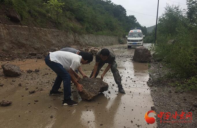 康縣長壩鎮(zhèn)：鏟車、120合力“逆行”救援群眾  