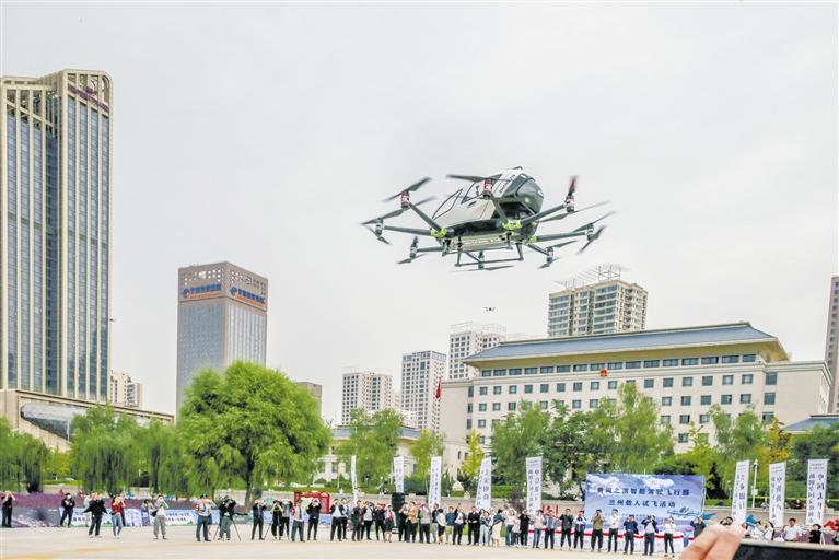超酷、超刺激！智能駕駛飛行器在蘭載人試飛