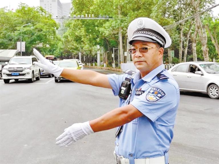 蘭州城關(guān)區(qū)交警大隊一線老交警馬驍：俯首甘為“老黃?！?>
        </a><em>蘭州城關(guān)區(qū)交警大隊一線老交警馬驍：俯首甘為“老黃牛”</em></li>
    <li><a  target=