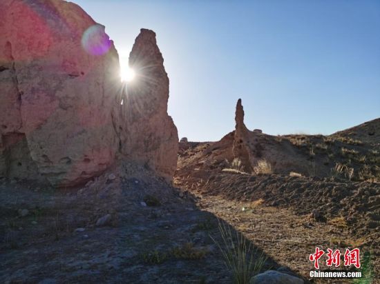 山丹境內(nèi)的長(zhǎng)城是由壕塹和山險(xiǎn)為主的漢長(zhǎng)城和黃土墻體為主的明長(zhǎng)城兩部分組成。 翟繼宗 攝