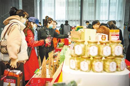 今天，在這里聽榆中的脫貧故事 ——榆中縣“脫貧攻堅宣傳周”發(fā)布活動暨脫貧攻堅主題成就展啟動側(cè)記