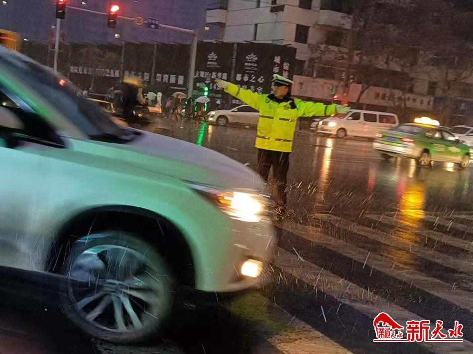 風(fēng)雪襲來(lái)，天水最美“警色”在路上！