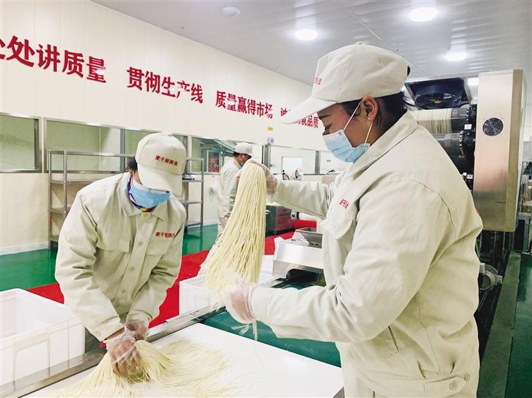 蘭州市規(guī)模化“面條加工項(xiàng)目”投入運(yùn)營 將配送到市區(qū)280多家直營店