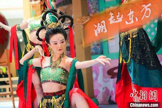 圖為今年9月5日，在重慶亮相的敦煌博物館“潮起東方”主題活動現(xiàn)場。敦煌博物館供圖