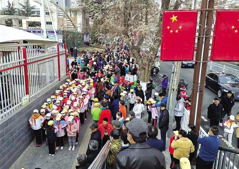小“神獸”重歸校園 爺爺奶奶開(kāi)始忙乎啦
