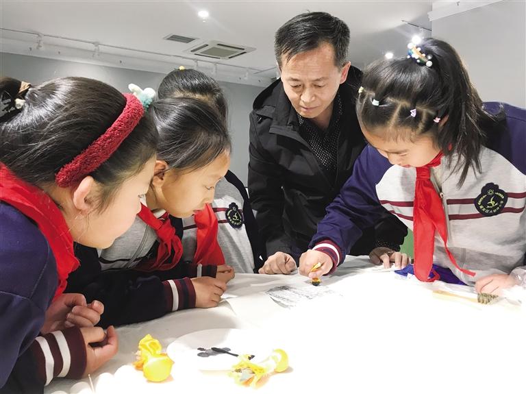 “2021我們的節(jié)日·活態(tài)非遺”系列活動正式啟動  首期活動“清明節(jié)——時(shí)光里的中國”展示傳統(tǒng)傳拓藝術(shù)