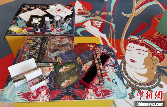60余類敦煌主題的文創(chuàng)產(chǎn)品讓人愛不釋手?！《∷?攝