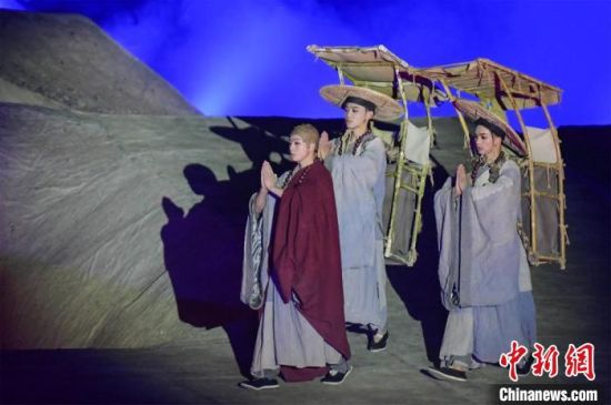 圖為演出現(xiàn)場，該劇獨(dú)創(chuàng)360度旋轉(zhuǎn)并前后移動觀眾席，顛覆傳統(tǒng)劇場舞臺表演模式?！⊥醣筱y 攝