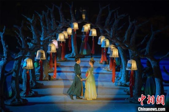 圖為全新升級《敦煌盛典》，新增戰(zhàn)馬、燈籠矩陣，以及最新聲、光、電硬件設(shè)施?！⊥醣筱y 攝