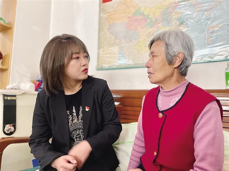 敦煌路街道任家莊街東社區(qū)黨委書(shū)記、居委會(huì)主任譚莉：我們必須成為老百姓?qǐng)?jiān)強(qiáng)的后盾