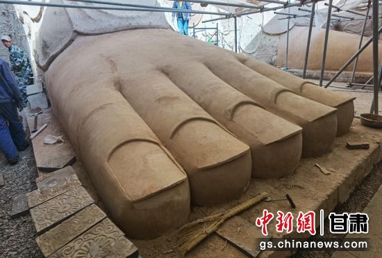 圖為中國“石窟鼻祖”天梯山石窟第13窟大佛足部與局部危巖體搶救性保護(hù)項目施工現(xiàn)場。陳曉斌 攝