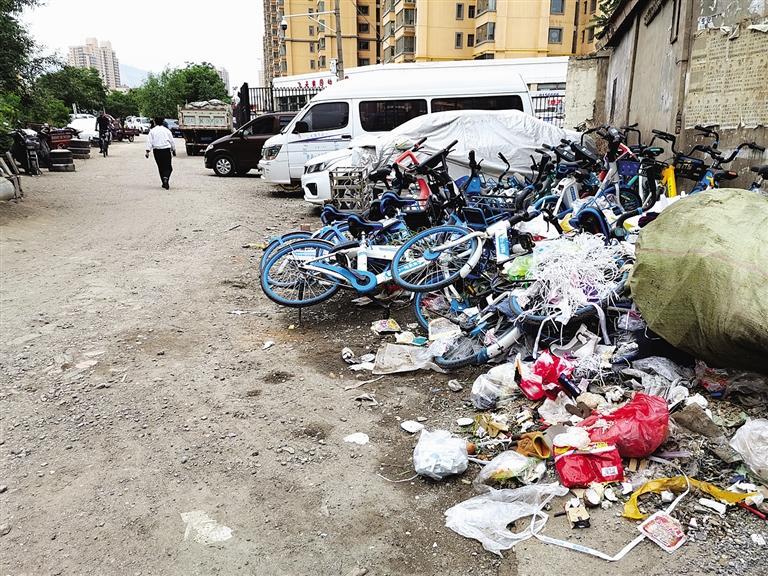 百米土路臟亂差，誰(shuí)來(lái)管？經(jīng)記者協(xié)調(diào)，社區(qū)組織志愿者進(jìn)行了清理