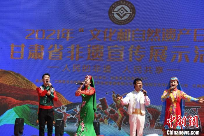 圖為甘肅臨夏回族自治州非遺傳承人演唱花兒?！钇G敏 攝