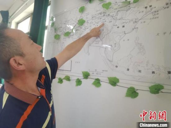 圖為甘肅省社會科學(xué)院絲綢之路研究所所長侯宗輝指出《絲綢之路古文明》課題組考察線路?！￠Z姣 攝