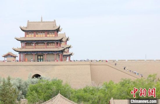 歷經(jīng)數(shù)十載保護(hù)修繕的古老關(guān)城得以延年益壽，成為了海內(nèi)外游客“絲路游”的必經(jīng)打卡地。　高展 攝