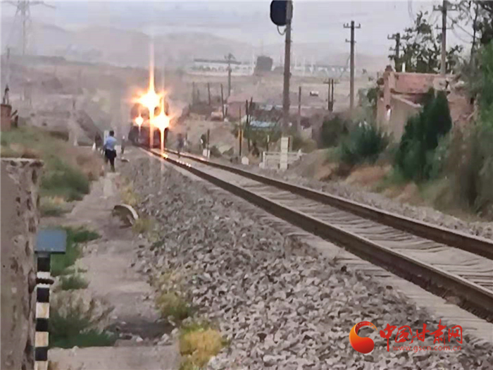 驚險！火車來臨小男孩鐵路上玩耍 蘭鐵民警飛奔將其救下