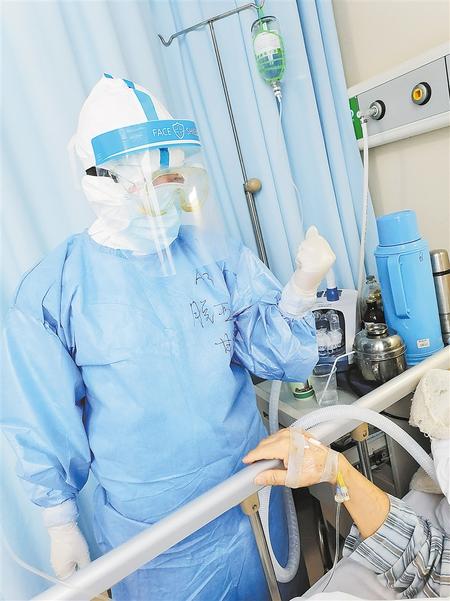 白衣天使 逆風(fēng)綻放——記第48屆南丁格爾獎(jiǎng)獲得者、慶陽市人民醫(yī)院重癥監(jiān)護(hù)室護(hù)士長脫亞莉