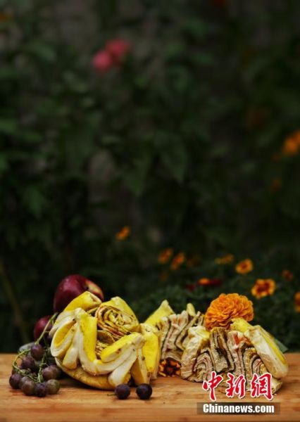 圖為做好的月餅，狀似玫瑰，切開后層層疊疊，色彩斑斕。張文 攝