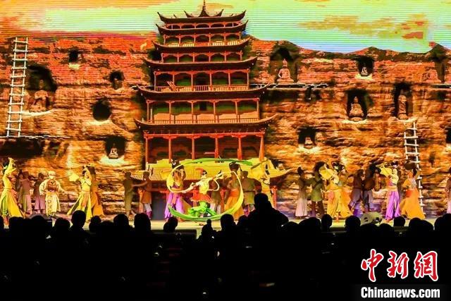 開幕式文藝展示“相約敦煌”，通過數字技術將莫高窟“搬到”演出現場。　甘肅省文化和旅游廳供圖