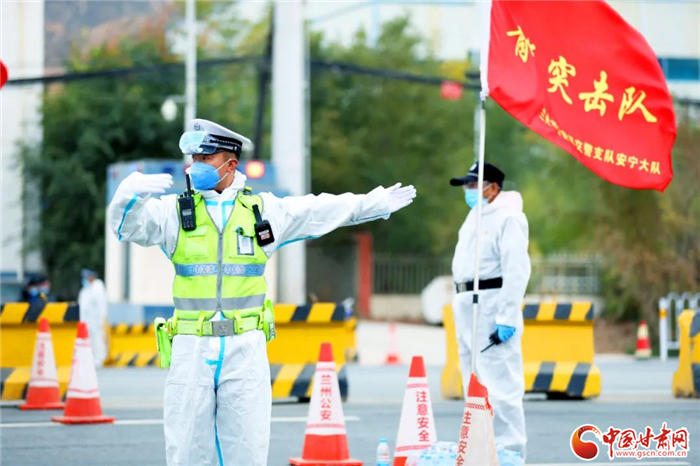 【甘快看·疫情防控甘肅在行動】晨曦初露 燈火闌珊——蘭州安寧公安堅(jiān)守崗位護(hù)一方平安