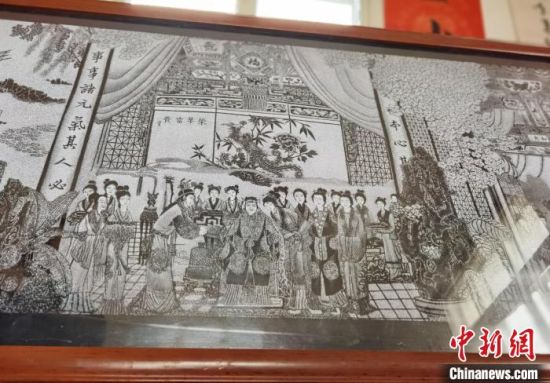 圖為陶世清的影雕作品?！钅?攝