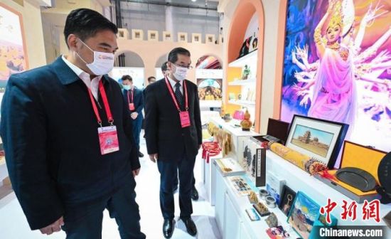 圖為甘肅省副省長(zhǎng)孫雪濤(左)與甘肅省文化和旅游廳廳長(zhǎng)陳衛(wèi)中(右)一同參觀“甘肅館”。　甘肅省文化和旅游廳供圖