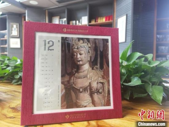 圖為徐晉林制作的敦煌題材的手工書《走進沙漠敦煌——莫高窟與藏書票藝術》，深受讀者喜愛。　閆姣 攝