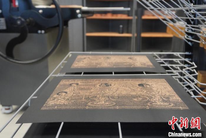 圖為徐晉林工作室制作的雕版敦煌壁畫印刷成品展示?！【琶赖┰?　攝