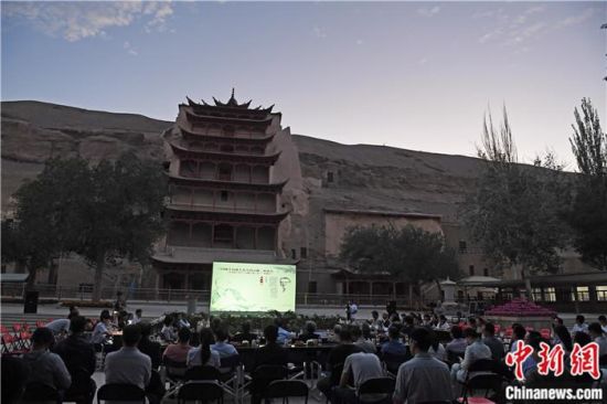 2018年8月，在敦煌莫高窟標(biāo)志性建筑“九層樓”前，《回顧平山郁夫先生的貢獻(xiàn)》座談會(huì)舉行。來自中日兩國的專家、學(xué)者共同懷念這位情系敦煌數(shù)十載的繪畫巨匠、中日友好的文化使者、世界文化遺產(chǎn)的守護(hù)者。中新社記者 楊艷敏 攝