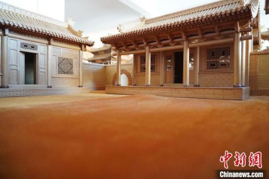 圖為微縮建筑蘭州四合院內部結構?！【琶赖┰?　攝