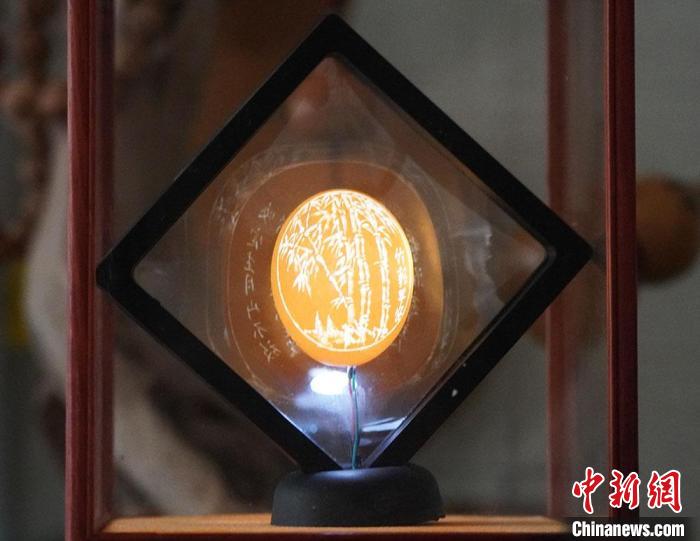 圖為吳義澤新包裝給蛋雕呈現(xiàn)立體感。　九美丹增 攝