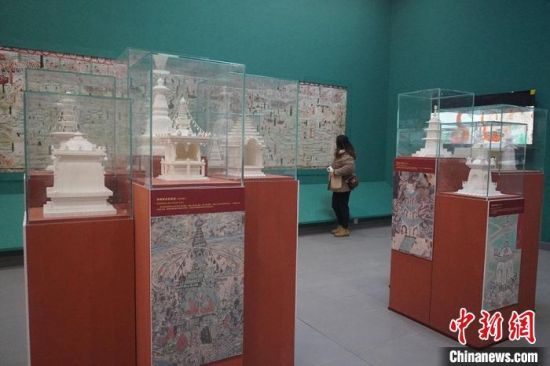 圖為觀眾欣賞數(shù)字復(fù)制壁畫(huà)?！【琶赖┰?攝