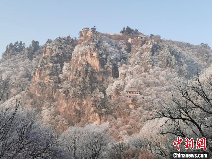 圖為崆峒山霧凇景色?！⌒煺袢A 攝