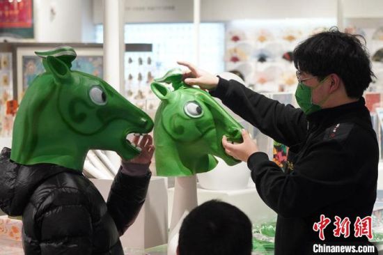 圖為“神馬來(lái)了”銅奔馬頭套。　九美旦增 攝