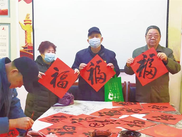 蘭州：“幸福敲門 新春送?！被顒忧榕f家