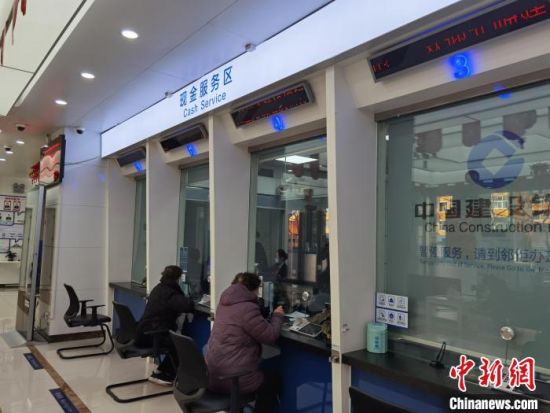 圖為蘭州市民在銀行兌換新鈔?！⌒煅?攝